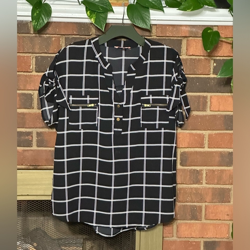 ๐๏ธ50th Street Half button Top size PXL excellent condition.